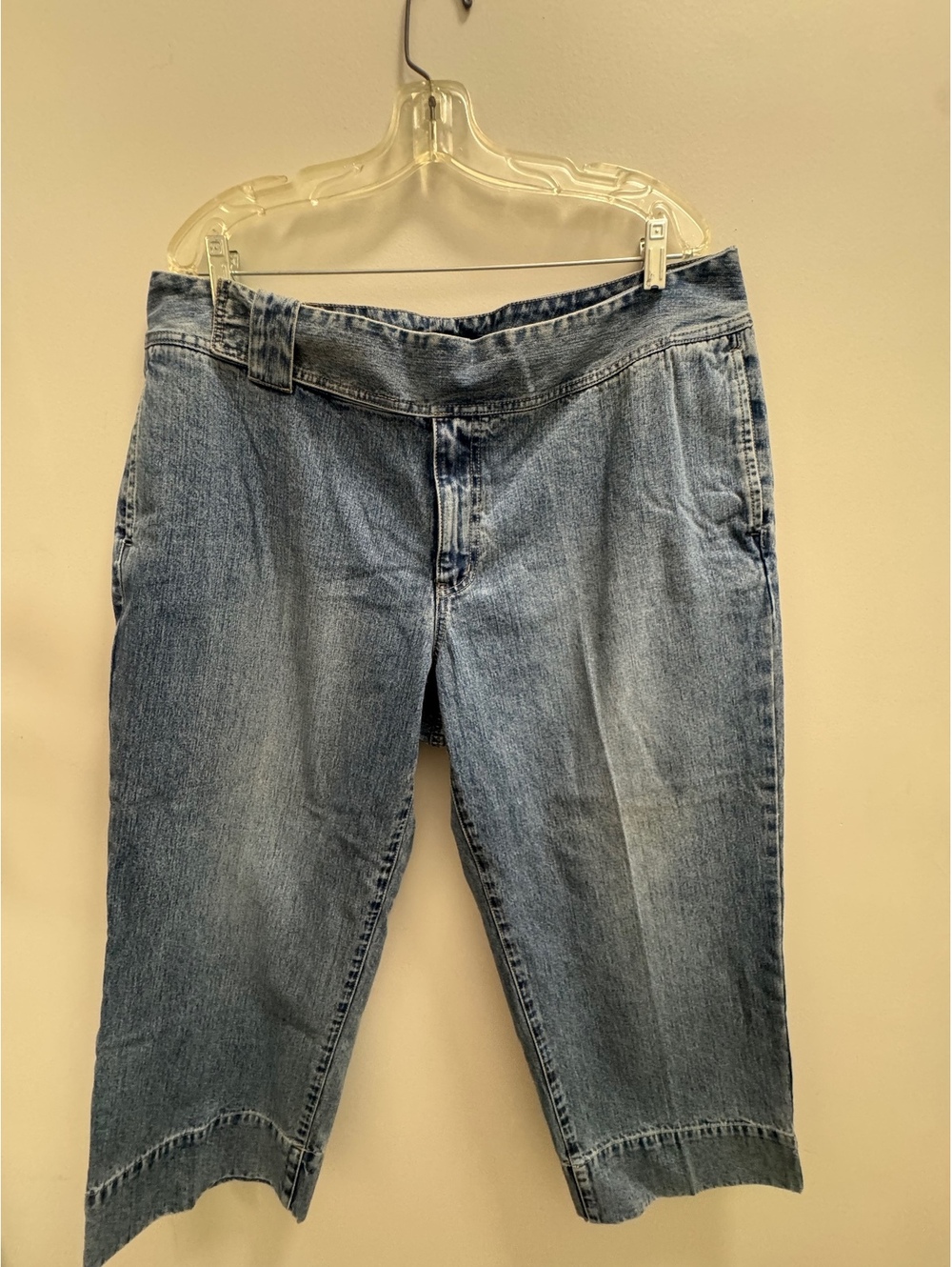 Venezia Jeans light wash denim capris